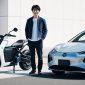 Ilustrasi motor listrik dan mobil listrik pria